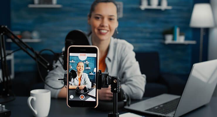 Entre o rigor e o alcance: Como empresas podem navegar entre o jornalismo tradicional e a influência digital